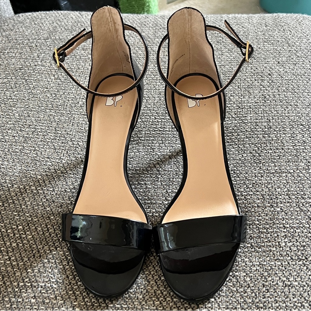 Like new! Super comfy, yet sexy sandals!